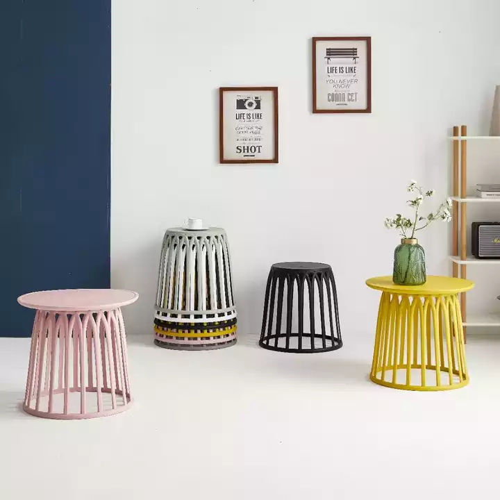 Set aus Esstischen und Stühlen aus Kunststoff
